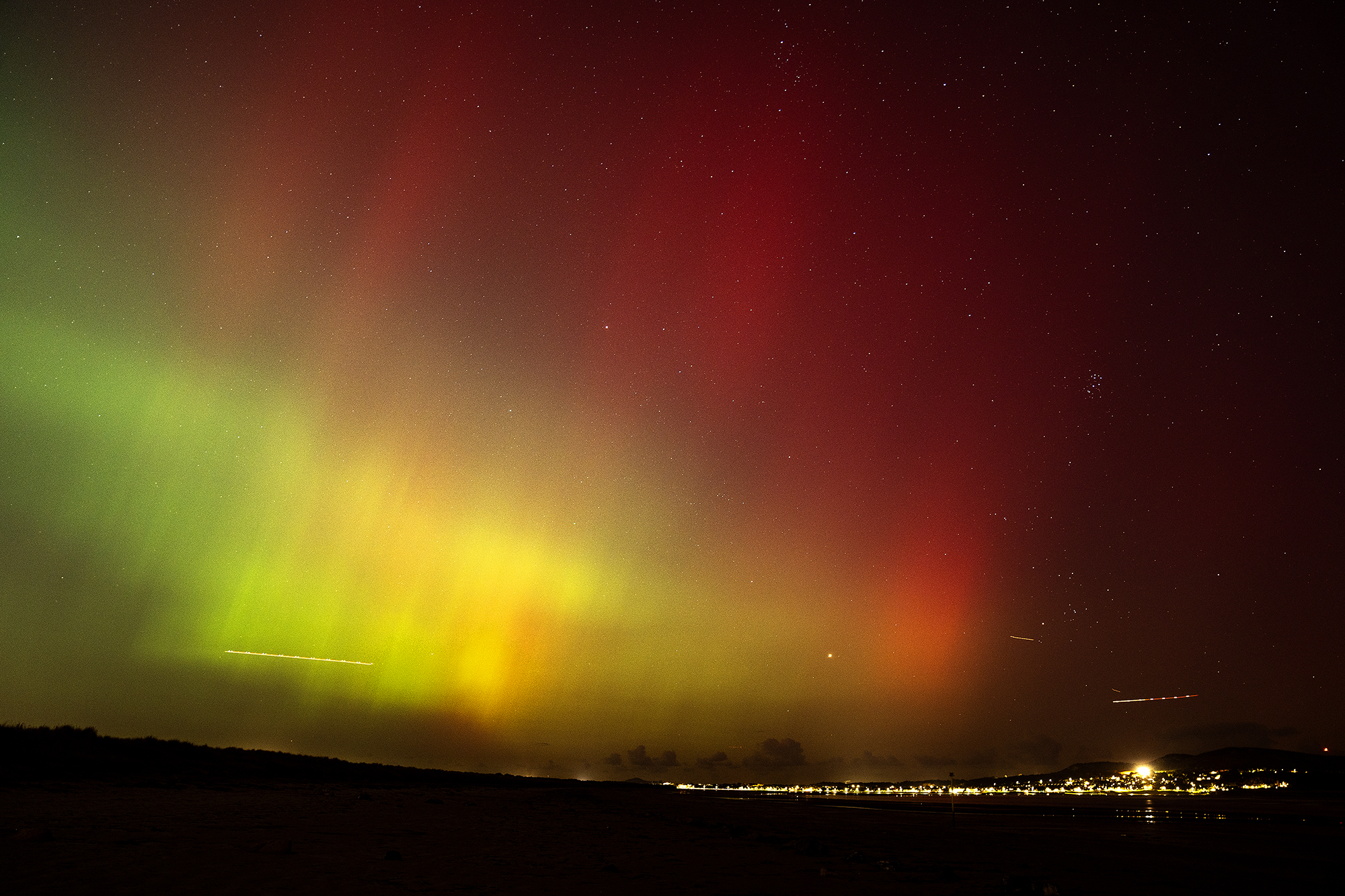 Το Βόρειο Σέλας, γνωστό και ως aurora borealis, εμφανίζεται στον ουρανό πάνω από το Δουβλίνο που φαίνεται από το νησί Bull. Ημερομηνία φωτογραφίας: Πέμπτη 10 Οκτωβρίου 2024. (Φωτογραφία Brian Lawless/PA Images μέσω Getty Images)