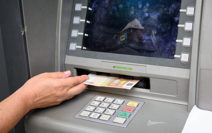 Auxanetai 1591549 ATM Euros Eurokinissi.jpg