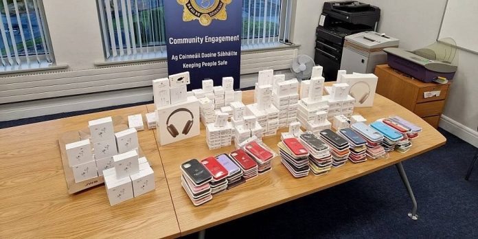 Fake Apple products seized by Ir.jpg.90eb7b5ead08bf1a313e57c4f5f45706.jpg