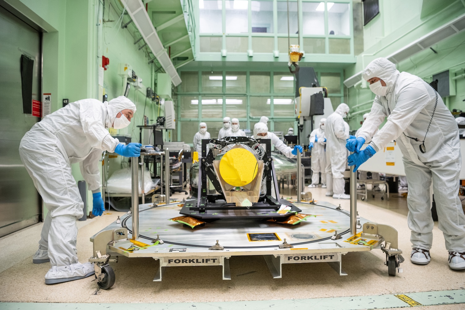 Οι τεχνικοί του Clean Room μετακινούν ένα πρωτότυπο τηλεσκόπιο LISA. Πίστωση: NASA / Dennis Henry