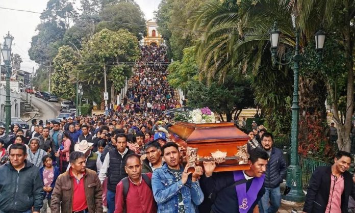 Mexiko Do 1594624 a38f7242 Marcelo Perez coffin.jpg