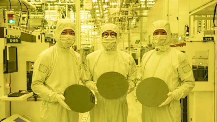 Samsung Foundry 3nm Semiconductor Chip Wafer Michael Jeong Ja Hum Ku Sang Bom Kang 720x405.jpg