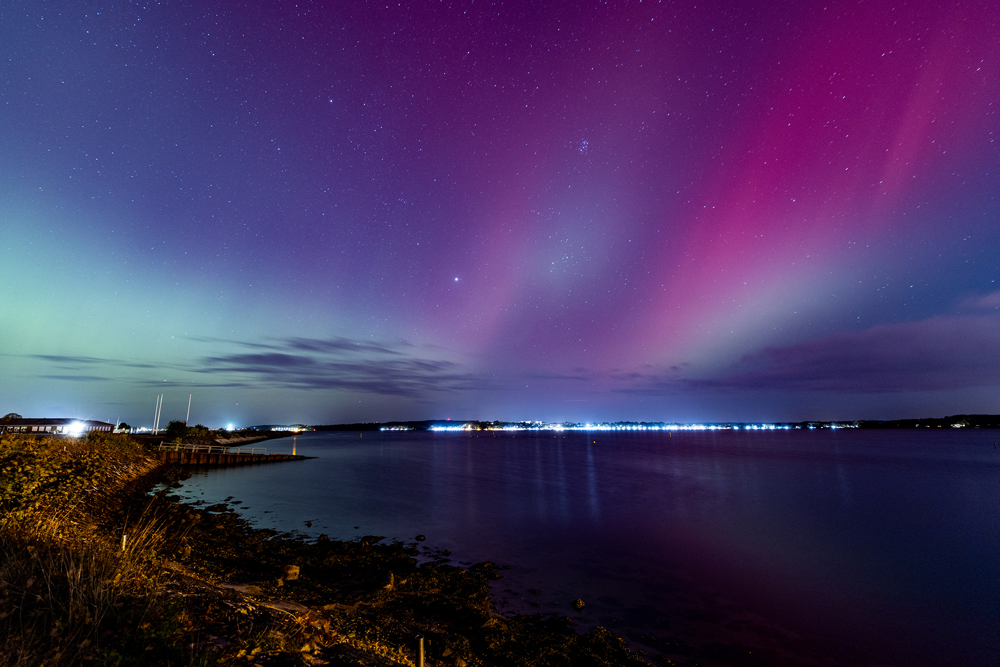 Το βόρειο σέλας (Aurora Borealis) εμφανίζεται πάνω από τη Βαλτική Θάλασσα κοντά στο Κίελο, στη βόρεια Γερμανία, στις 10 Οκτωβρίου 2024. (Φωτογραφία Axel Heimken / AFP) (Φωτογραφία AXEL HEIMKEN/AFP μέσω Getty Images)