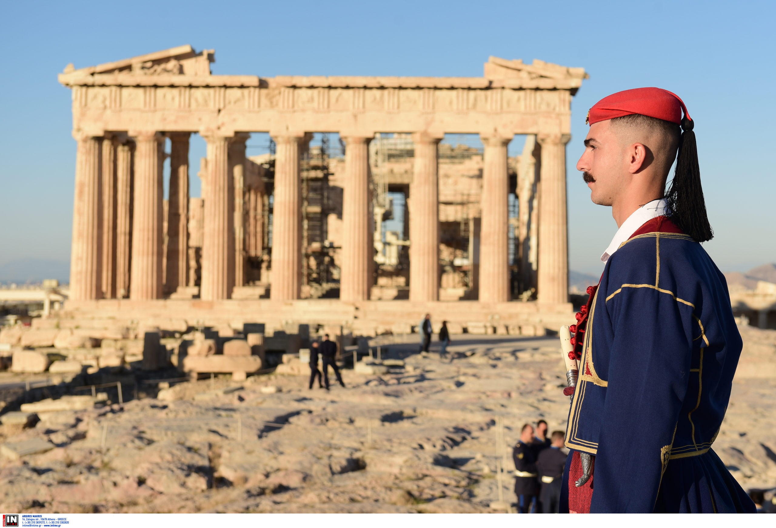 Έπαρση ελληνικής σημαίας στην Ακρόπολη